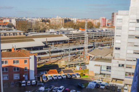 Foto de Toulouse, Francia - Feb. 2020 - Vistas elevadas sobre las oficinas de SNCF y el aparcamiento al lado de la estación de tren y autobús de Matabiau en el distrito de Marengo, con altos edificios residenciales en el fondo - Imagen libre de derechos