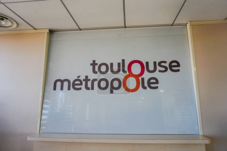 Foto de Toulouse, Francia - Feb. 2020 - El logotipo oficial negro y rojo de Toulouse Metropole, la autoridad pública intercomunal calificada en la comunidad urbana de Toulouse (sexta área metropolitana más grande de Francia)) - Imagen libre de derechos