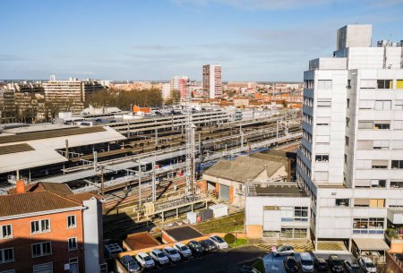 Téléchargez les photos : Toulouse, France - Février 2020 - Vue sur les quais, les voies ferrées et le parking à plusieurs étages de la gare de Matabiau dans le quartier de Marengo, avec des gratte-ciel résidentiels en arrière-plan - en image libre de droit
