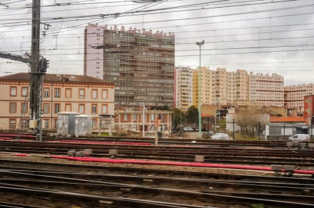 Foto de Vivienda social bloques de gran altura en los barrios obreros de Ngreneys y Minimes en Toulouse, Francia, visto desde las vías de la estación de tren de Matabiau con líneas aéreas en primera línea - Imagen libre de derechos