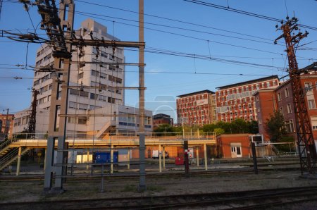 Foto de Toulouse, Francia - julio de 2020 - Sede regional de la SNCF y, más lejos, sede de Toulouse Metropole, con vistas a las plataformas de la estación de tren de Matabiau, con líneas aéreas en primera línea - Imagen libre de derechos
