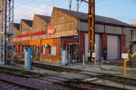 Foto de Toulouse, Francia - Julio 2020 - Un hangar del Technicentre de Midi-Pyrenees, una instalación industrial del centro técnico operado por SNCF para el mantenimiento de trenes en Toulouse-Matabiau estación de tren - Imagen libre de derechos