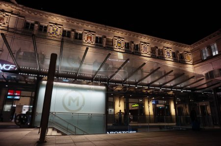 Téléchargez les photos : Toulouse, France - Août 2022 - Façade éclairée, de nuit, du hub multimodal Toulouse-Matabiau, avec son panneau lumineux, et accès couvert à la station de métro (ligne A Balma-Basso Cambo) - en image libre de droit