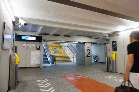 Foto de Toulouse, Francia - Agosto de 2022 - Un pasillo subterráneo dentro del centro multimodal Toulouse-Matabiau, con escaleras mecánicas y escaleras en el fondo, que conecta la estación de metro con la estación de tren - Imagen libre de derechos