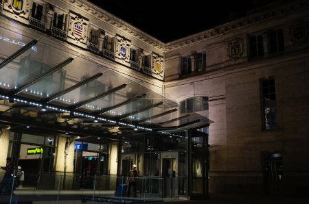 Téléchargez les photos : Toulouse, France - Août 2022 - Façade éclairée, de nuit, du hub multimodal Toulouse-Matabiau, avec son panneau lumineux, et accès couvert à la station de métro (ligne A Balma-Basso Cambo) - en image libre de droit