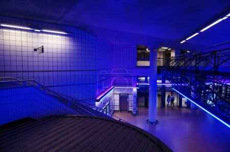 Téléchargez les photos : Toulouse, France - Août 2022 - Intérieur moderne à l'intérieur du hub multimodal Matabiau, éclairé de nuit par des lumières bleues et violettes ; le hall qui relie la station de métro à la gare - en image libre de droit