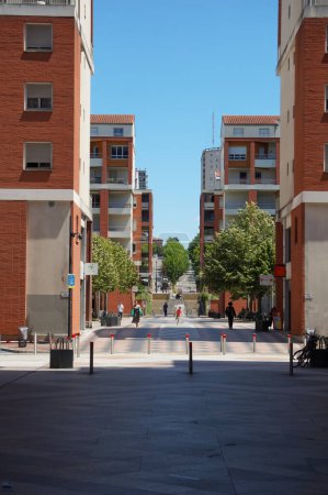 Foto de Toulouse, Francia - 10 de junio de 2023 - Modernos edificios de apartamentos con revestimiento de ladrillo de terracota en Legión de Honor Square, en el nuevo barrio residencial de Marengo, entre Matabiau y Jolimont - Imagen libre de derechos