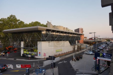 Téléchargez les photos : Toulouse, France - Août 2019 - La construction de la gare routière principale (Gare routiere Pierre Smard) de Toulouse, à côté du parking de la gare ferroviaire dans le hub multimodal de Matabiau - en image libre de droit