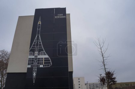 Téléchargez les photos : Toulouse, France - Janvier 2023 - Façade latérale de la résidence étudiante Alteal sur le campus de l'ISAE Supaero, l'Ecole Supérieure d'Aéronautique de Rangueil, avec un dessin d'un avion supersonique - en image libre de droit