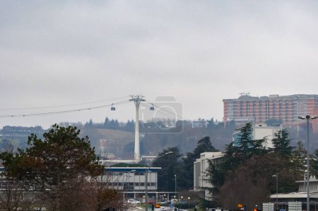 Téléchargez les photos : Toulouse, France - Janvier 2023 - Un pylône de Teleo, le téléphérique de la ville, qui relie le Campus Universitaire Paul Sabatier-Toulouse III, ci-dessous, à l'Hôpital Rangueil, ci-dessus, au sommet de Pech David Hill - en image libre de droit