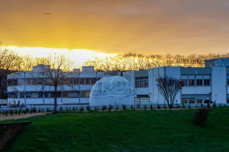 Foto de Toulouse, Francia - Feb. 2023 - Vista del crepúsculo sobre los principales edificios del Ministerio de Defensa francés ONERA, la Agencia Nacional de Investigación Aeroespacial, en el Complejo Científico Rangueil, junto a Supaero - Imagen libre de derechos
