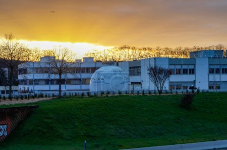 Téléchargez les photos : Toulouse, France - Février 2023 - Vue du crépuscule sur les principaux bâtiments de l'ONERA du ministère de la Défense, l'Agence nationale de recherche aérospatiale, dans le complexe scientifique du Rangueil, à côté de Supaero - en image libre de droit