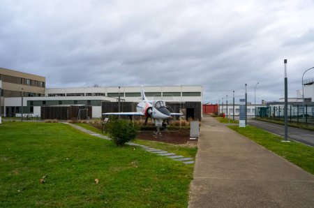 Foto de Toulouse, Francia - Marzo 2023 - Polo mecánico del Instituto Superior Aéreo y Espacial (ISAE Supaero), donde se mantiene el primer avión de combate Dassault Mirage III entregado a la Fuerza Aérea Francesa - Imagen libre de derechos