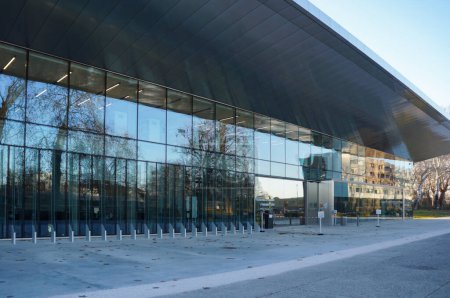 Téléchargez les photos : Toulouse, France - Mars 2023 - Façade en verre de "Aerotheque Marie Marvingt", centre d'apprentissage et bibliothèque universitaire de l'Institut Supérieur d'Aéronautique et d'Espace (ISAE-Supaero), sur le Campus Rangueil - en image libre de droit