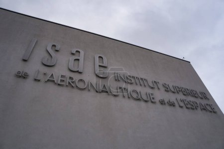 Téléchargez les photos : Toulouse, France - Mars 2023 - Signer sur un mur de l'ISAE, Institut Supérieur d'Aéronautique et d'Espace (également appelé Supaero), une école sélective d'ingénieurs relevant du Ministère de la Défense - en image libre de droit