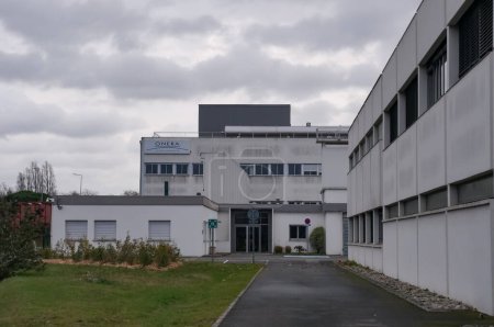 Foto de Toulouse, Francia - Marzo 2023 - A la derecha, el polo mecánico del ISAE, el Instituto Aeronáutico y Espacial, y en el fondo, las instalaciones de ONERA, el laboratorio aeroespacial francés, en el campus de Rangueil - Imagen libre de derechos