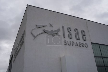 Téléchargez les photos : Toulouse, France - Mars 2023 - Signe et logo sur un mur de l'ISAE, Institut Supérieur d'Aéronautique et d'Espace (ou "Supaero"), une école sélective d'ingénieurs relevant du Ministère de la Défense - en image libre de droit