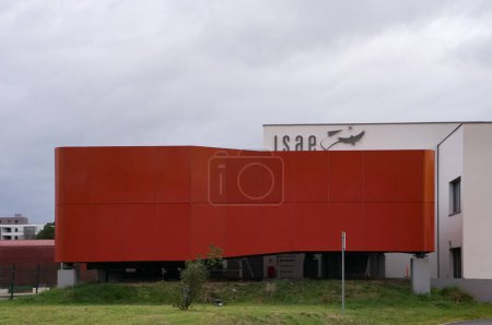 Téléchargez les photos : Toulouse, France - Mars 2023 - Partie latérale de la soufflerie aéro-acoustique de l'Institut Supérieur d'Aéronautique et d'Espace (ISAE-Supaero), le plus grand d'Europe, sur le Complexe Scientifique du Rangueil - en image libre de droit
