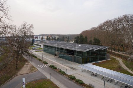 Téléchargez les photos : Toulouse, France - Mars 2023 - Vue panoramique sur Arothque Marie Marvingt, nouveau centre d'apprentissage et bibliothèque de l'Institut Supérieur d'Aéronautique et d'Espace (ISAE-Suparo), sur le Campus Rangueil - en image libre de droit
