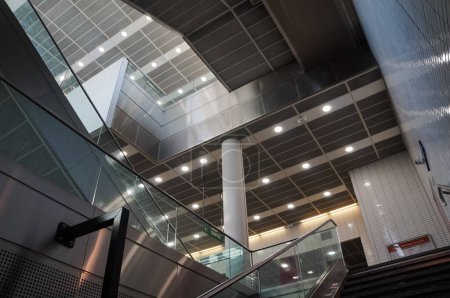 Foto de Toulouse, Francia - Marzo 2023 - Interior de varios pisos, con escaleras mecánicas, escaleras y techo iluminado, de la Facultad de Farmacia Estación de Metro, en la línea B de Tisseo de la red de metro, en el campus de Rangueil - Imagen libre de derechos