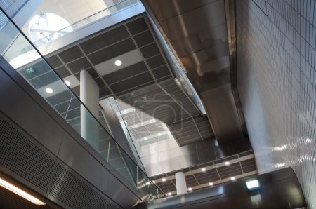 Foto de Toulouse, Francia - Marzo 2023 - Interior de varios pisos, con escaleras mecánicas, escaleras y techo iluminado, de la Facultad de Farmacia Estación de Metro, en la línea B de Tisseo de la red de metro, en el campus de Rangueil - Imagen libre de derechos