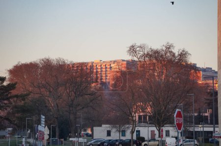 Téléchargez les photos : Toulouse, France - Février 2023 - Vue du lever du soleil depuis le campus Paul Sabatier sur l'immense bâtiment en brique de l'hôpital universitaire Rangueil, construit au sommet de la colline Pech-David, au-dessus du complexe scientifique - en image libre de droit