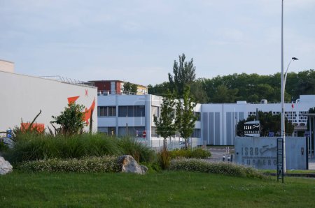 Foto de Toulouse, Francia - 16 de junio de 2023 - Edificio de enseñanza e investigación en el campus del mundialmente famoso Instituto Superior de Aeronáutica y Espacio (ISAE-Supaero), visto desde la Avenida Edouard Belin - Imagen libre de derechos