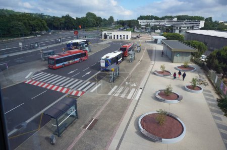 Foto de Toulouse, Francia - 3 de junio de 2023 - Vista desde el tranvía aéreo de Teleo sobre la estación de autobuses de la Universidad Paul Sabatier: el centro multimodal también tiene aparcamientos para coches y bicicletas, y una estación de metro - Imagen libre de derechos
