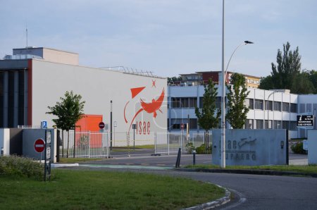 Téléchargez les photos : Toulouse, France - 16 juin 2023 - Bâtiment d'enseignement et de recherche sur le campus de l'Institut Supérieur d'Aéronautique et d'Espace (ISAE-Supaero) de renommée mondiale, vu de l'avenue Edouard Belin - en image libre de droit
