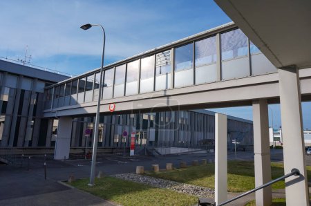 Foto de Toulouse, Francia - 16 de junio de 2023 - Puente peatonal de vidrio que une dos edificios de investigación en el campus del Instituto Superior de Aeronáutica y Espacio (ISAE-Supaero), una prestigiosa escuela de ingeniería francesa - Imagen libre de derechos