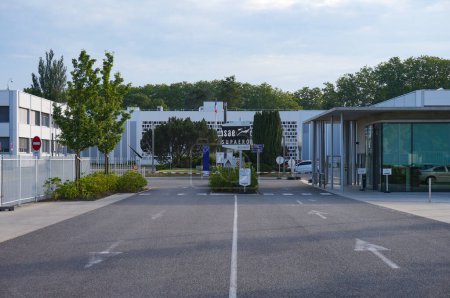 Téléchargez les photos : Toulouse, France - 16 juin 2023 - Entrée du campus du prestigieux Institut Supérieur d'Aéronautique et d'Espace (ISAE-Supaero), la plus ancienne école de génie aéronautique au monde - en image libre de droit