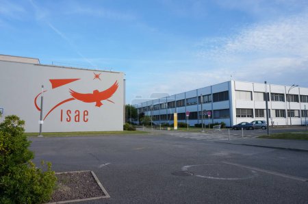 Foto de Toulouse, Francia - 16 de junio de 2023 - Edificio de enseñanza e investigación en el campus del mundialmente famoso Instituto Superior de Aeronáutica y Espacio (ISAE-Suparo), visto desde la Avenida Edouard Belin - Imagen libre de derechos