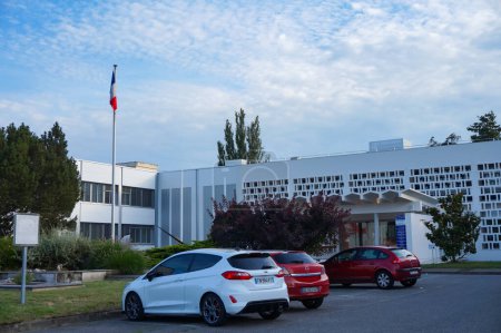 Téléchargez les photos : Toulouse, France - 16 juin 2023 - Bâtiment administratif sur le campus du prestigieux Institut Supérieur d'Aéronautique et d'Espace (ISAE-Supaero), la plus ancienne école de génie aéronautique du monde - en image libre de droit