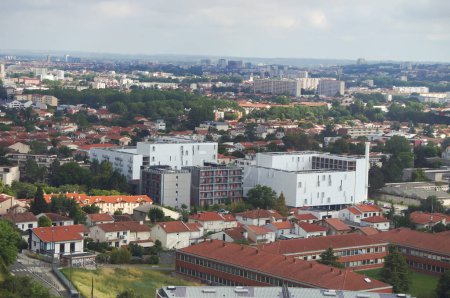 Foto de Toulouse, Francia - 4 de junio de 2023 - Vista aérea desde Teleo sky tram: en primera línea, la facultad de medicina y O. de Gouges Student Residence en Bellevue; lejos, el centro de la ciudad (Oeste), Empalot (Este) - Imagen libre de derechos