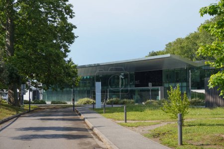 Téléchargez les photos : Toulouse, France - 4 juin 2023 - Campus vert et façade en verre moderne de la nouvelle Aérothèque Marie Marvingt, centre d'apprentissage futuriste de l'Institut Supérieur d'Aéronautique et d'Espace (ISAE)) - en image libre de droit