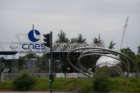 Foto de Toulouse, Francia - 3 de junio de 2023 - Entrada principal del Centro Espacial de Toulouse (CST), sede principal del CNES, la Agencia Espacial Francesa, que también alberga el Mandamiento Espacial Militar de la Fuerza Aérea - Imagen libre de derechos