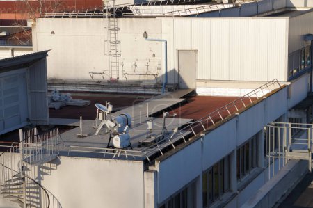 Téléchargez les photos : Toulouse, France - Mars 2023 - Installations de l'ONERA, le laboratoire aérospatial du ministère français de la Défense, dans le complexe scientifique de Rangueil ; les instruments de mesure installés sur le toit peuvent être vus - en image libre de droit