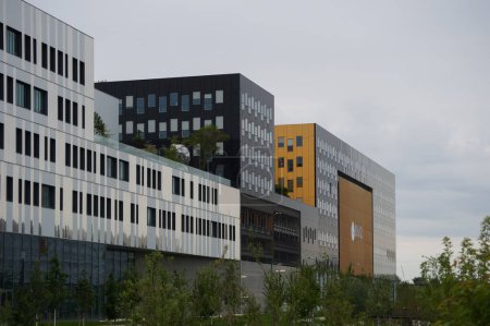 Téléchargez les photos : Toulouse, France - 1er juin 2023 - Jacqueline Auriol Training Center (MJFA) et le bâtiment B612 moderne (siège de la Vallée de l'Aérospatiale), sur le campus d'innovation futuriste de Montaudran-Lespinet - en image libre de droit