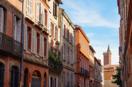 Téléchargez les photos : Brique façades colorées de vieilles maisons typiques du Sud dans le centre historique de Toulouse, France - en image libre de droit