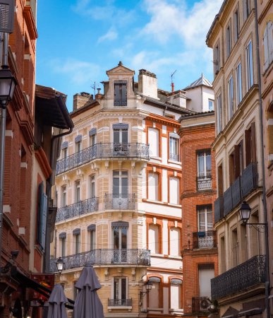 Foto de Fachadas de ladrillo de colores de antiguas casas típicas del sur en el centro histórico de Toulouse, Francia - Imagen libre de derechos