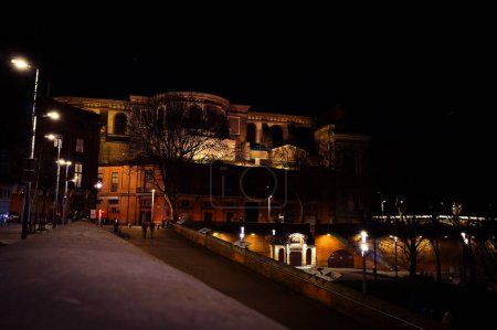 Téléchargez les photos : Toulouse, France - Février 2020 - Plan nocturne de la basilique Notre-Dame de la Daurade, une église en brique surplombant la place de la Daurade sur le remblai de la Garonne, et bien connue pour sa couleur noire - en image libre de droit