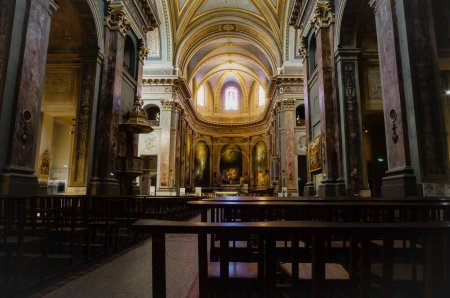 Téléchargez les photos : À l'intérieur de la basilique néo-classique Notre-Dame de la Daurade du XIXe siècle, qui présente un plafond voûté entièrement peint et orné de couleurs dorées - en image libre de droit