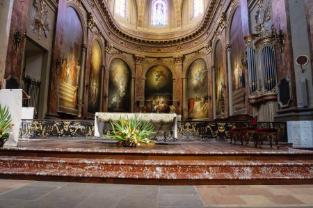 Foto de Dentro de la neoclásica Basílica de Notre-Dame de la Daurade, del siglo XIX, que cuenta con un techo abovedado completamente pintado y adornado con colores dorados - Imagen libre de derechos
