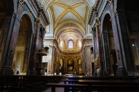 Foto de Colorido techo pintado dentro de neoclásico, Basílica del siglo XIX de Notre-Dame de la Daurade, que cuenta con decoraciones doradas - Imagen libre de derechos