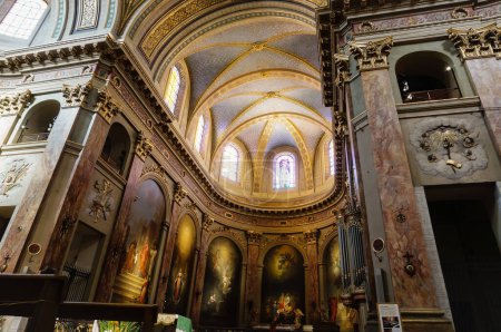 Téléchargez les photos : Plafond peint coloré à l'intérieur néoclassique, Basilique Notre-Dame de la Daurade du XIXe siècle, qui présente des décorations dorées - en image libre de droit