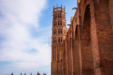 Téléchargez les photos : Extérieur du transept et vue en angle bas du clocher en brique de la basilique Saint-Sernin, site classé au patrimoine mondial de l'UNESCO à Toulouse, en France, et plus grande église romane d'Europe - en image libre de droit