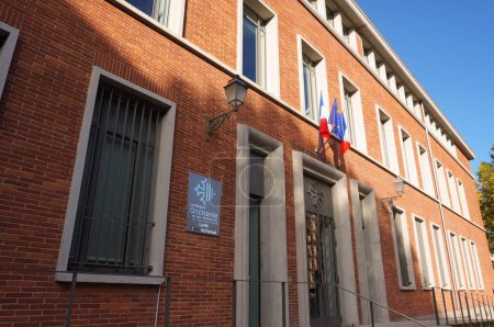 Foto de Toulouse, Francia - Nov. 2019 - Placa de metal con el emblema occitano de la región Occitanie Pyrnes-Mdjalá, en la fachada frontal de ladrillo de la escuela secundaria Pierre de Fermat - Imagen libre de derechos
