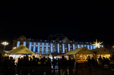 Téléchargez les photos : Toulouse, France -Déc. 2019- Plan nocturne de la foire de Noël bondé et populaire de la Place du Capitole, au pied de l'Hôtel de Ville, illuminé de cordes lumineuses, dans un lieu emblématique de Toulouse - en image libre de droit