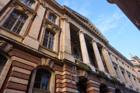 Téléchargez les photos : Arrière du Capitole, hôtel de ville de Toulouse, France, avec une imposante façade classique en brique à colonnes massives, un balcon avec balustrade et un fronton portant l'inscription "République française" - en image libre de droit