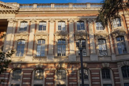 Téléchargez les photos : Arrière du Capitole, hôtel de ville de Toulouse, France, avec une imposante façade classique en brique à colonnes massives, un balcon avec balustrade et un fronton portant l'inscription "République française" - en image libre de droit